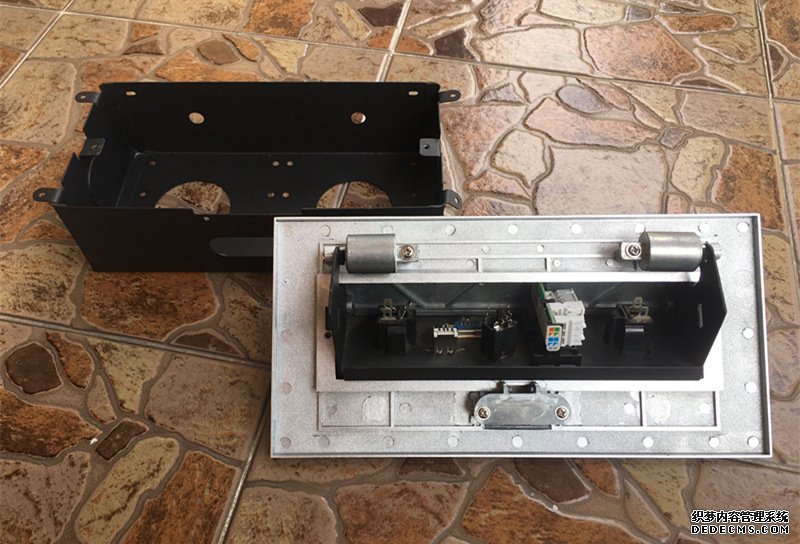 办公桌凌乱，精神不集中，也许是你的桌面插座