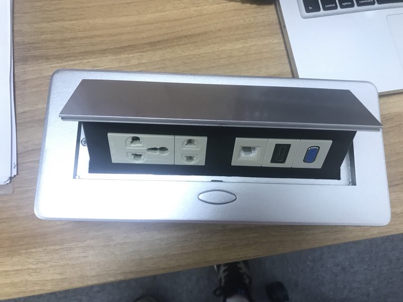 <b>桌面插座为你打造一个无“线”整洁的办公空间</b>